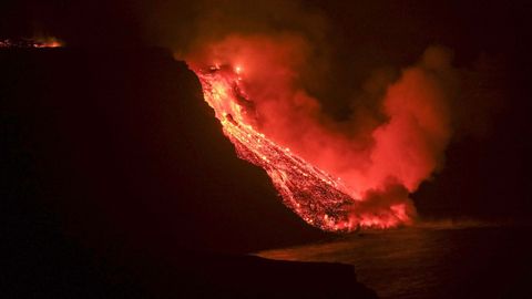 Lava del volcán de La Palma, cayendo sobre el mar