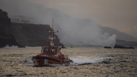 Imágenes del impacto de la lava contra el mar