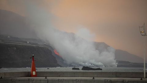 Imágenes del impacto de la lava contra el mar