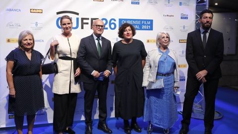 Los galardonados en el Ourense Film Festival 2021 durante la inauguración.