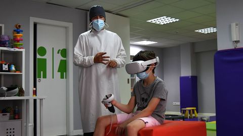 Terapia con gafas de realidad virtual a niños con hiperactividad y déficit de atención en la clínica Sinapse, en A Coruña