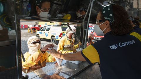 Voluntarias de World Central Kitchen, la ONG del chef José Andrés, colaboran con los evacuados de La Palma