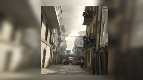 Antes y después: un incendio, aparentemente provocado por un cortocircuito, calcinó por completo el bajo cubierta de esta vivienda situada en el número 12 de la calle Santa María, al lado de la Colegiata. En el momento del incendio había una familia residiendo en el inmueble. En el 2020, los operarios que la reconstruían encontraron cables del alumbrado público por la fachada, con tensión y sin protección alguna, asegura la empresa rehabilitadora. En la foto de la izquierda se puede ver el edificio ya restaurado