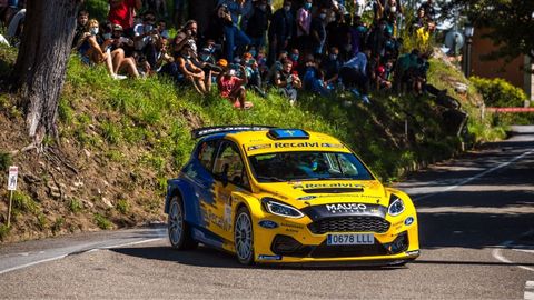 El langreano Oscar Palacio con su Ford Fiesta R5 es el lider de la Copa de España de Rallyes
