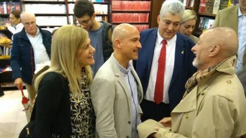 Pérez-Reverte, en el 2019 en la librería Arenas de A Coruña, saluda a Esteban Pérez Bolívar (acompañado por su mujer y Manuel Arenas), cuyos libros devoró el escritor.