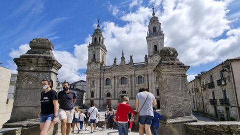 La catedral de Lugo rodeada de turistas.