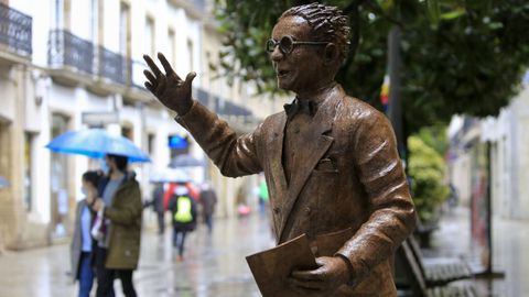 Estatua de Castelao, en la calle Raíña de Lugo.