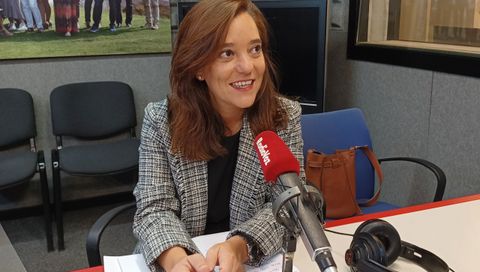 La alcaldesa, Inés Rey, en el espacio «Cita en María Pita» del programa «Voces de A Coruña» de Radio Voz