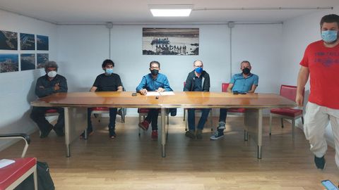 El patrón mayor de la Cofradía de Pescadores y portavoces de los mariscadores de la ría advirtieron ayer del riesgo de quiebra del pósito por la pérdida de ingresos derivada de la parada extractiva si las Administraciones no aprueban las compensaciones