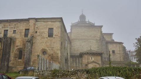 La ruta de Celanova-Castromao-Vilanova dos Infantes, sale y termina en la fachada posterior del monasterio de San Salvador, en el aparcamiento de As Triguerizas