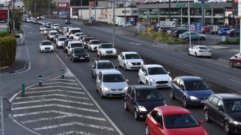 Vehículos atrapados esta semana en el atasco del Sol y Mar, de entrada a A Coruña, con una caravana que llegaba hasta O Graxal.