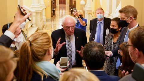 El senador Bernie Sanders atiende a la prensa en el Capitolio.