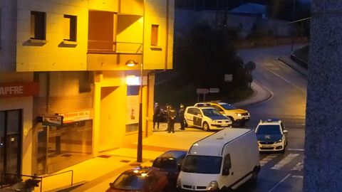 Miembros de la Guardia Civil ante el cajero de Abanca en la Rúa das Baladas, en Barro, afectado por la explosión de un artefacto