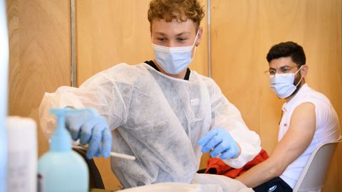 Un estudiante, vacunándose en Lausana
