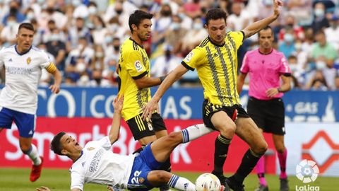 Borja Sánchez ante Bermejo, durante el Zaragoza-Oviedo