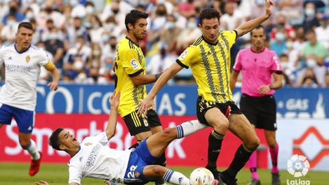 Borja Snchez ante Bermejo, durante el Zaragoza-Oviedo