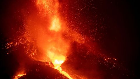 La caída de una parte del cono del volcán de La Palma ha provocado que se unan los principales centros emisores de lava