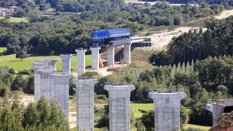 Obras de la A-54 en Palas de Rei, en donde se está construyendo un viaducto de más de un kilómetro de longitud