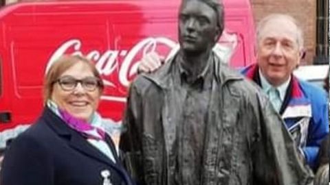 Josefina Agulla, con su marido Manuel Fernández, en un viaje de la coral Santa Baia