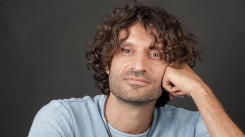 Xoán Curiel actuará en Bóveda o día 24