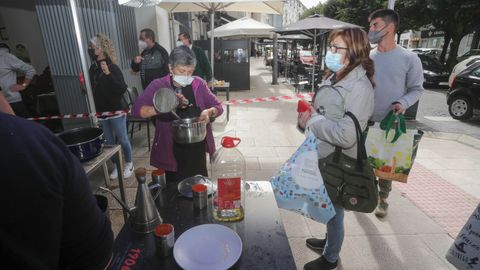 Colas para llevar el pulpo ante la pulpería Maciñeira