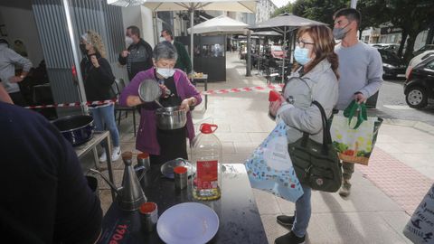 Colas para llevar el pulpo ante la pulpera Macieira