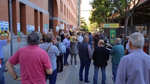 Manifestantes frente al centro de salud Severo Ochoa