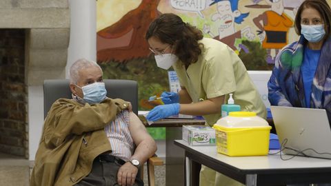 La tercera dosis se empezará a administrar a todos los mayores de 80 a partir del día 25