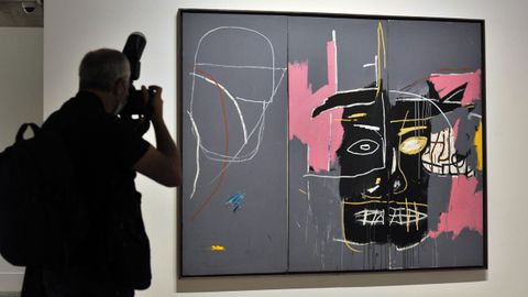 Pintura que retrata el racismo de Jean-Michel Basquiat, artista estadounidense de ascendencia haitiana y puertorriqueña.  
