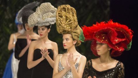 Desfile de tocados de la Mostra do Encaixe de Camariñas de 2019.