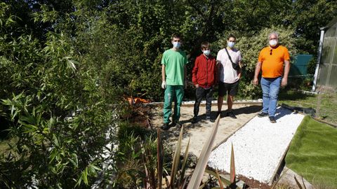 Los tres alumnos del IES Montecelo de Pontevedra que brillaron en Galiciaskills 2021, Ismael Soto, Iván Darriba y Anxo Gabián, y su tutor, Eliseo Castro