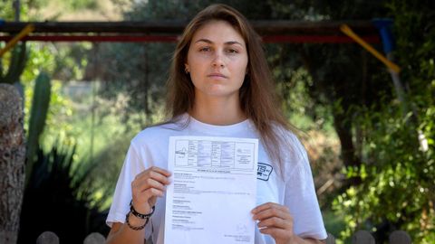 Alba Aragón muestra el informe médico que le dieron tras la visita al ginecólogo en el hospital Reina Sofía de Murcia, en que aparece en enfermedad actual, «homosexual