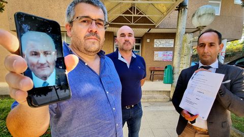 Anselmo Domínguez muestra una foto de su padre ayer en Salvaterra. A su lado, su hermano Sergio y su abogado José Antonio Rodríguez García.