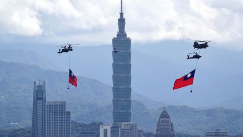 Varios helicpteros izan banderas gigantes de Taiwn cerca de la torre Taipei 101
