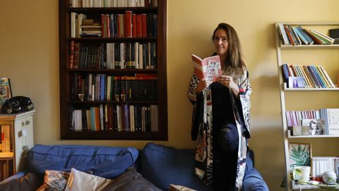 La pontevedresa Mercedes Corbillón, fundadora de la librería Cronopios, demuestra en su piso de la zona vieja de Santiago su afición lectora. «Eso me llevó a convertirme en librera», apunta al hablar de un negocio que suma relevancia: «Jamás pensé que tras pocos años podría ser yo la que recomendase libros»