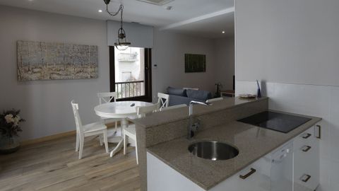 Casa Miño, en la calle Ervedelo, cuenta con doce apartamentos