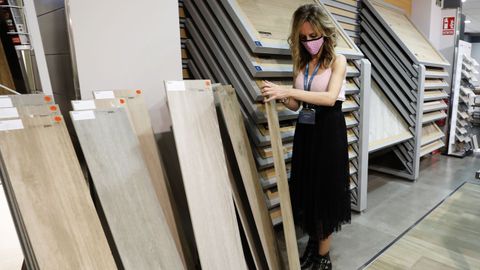 Construdeco, en imagen en la exposición de Viveiro, vende materiales que reducen el gasto energético de las casas