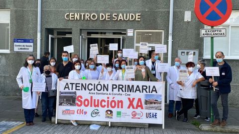 Protesta de la comisión de atención primaria del área sanitaria de A Coruña en el centro de salud de Labañou