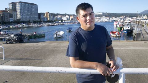 José Luis Flores lleva desde finales de agosto recuperándose en su casa de Ribeira, pero aún se fatiga mucho. marcos creo