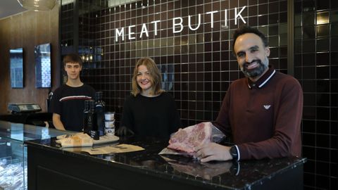 A la derecha, Óscar Santos, responsable del departamento de compras de Meermeat, con Vanesa Marcote, encargada de la tienda Meat Butik, y Pablo Rodríguez, uno de sus empleados.