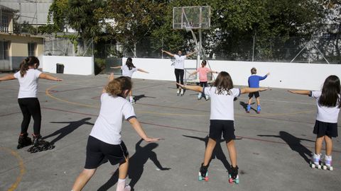 Actividad de patinaje en el colegio Compañía de María de Ferrol