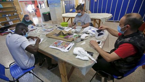 Cuatro usuarios, este viernes, en el centro de rehabilitación psicosocial de la asociación Alba en Pontevedra