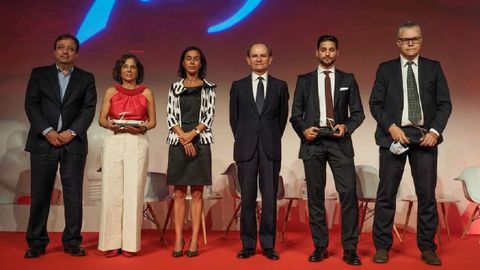 Ignacio Gonzlez Franco ?segundo por la derecha? con otros galardonados en el acto de entrega de los premios Talgo, que se celebr en la Real Fbrica de Moneda y Timbre de Madrid