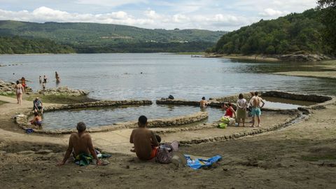 Las termas romanas de O Baño, de Bande, son punto de encuentro para vecinos de la Baixa Limia y de Portugal