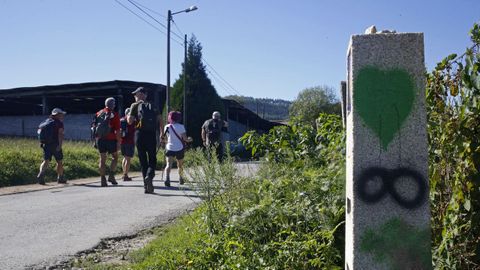Los últimos hitos del Camino aparecen pintados de espray.