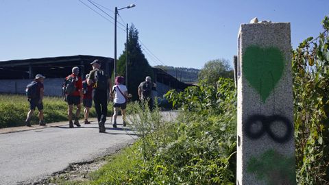 Los ltimos hitos del Camino aparecen pintados de espray.