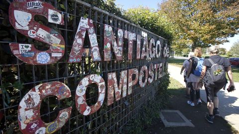 El cartel de San Lázaro tras su limpieza. Solo quedan las pegatinas y los candados.