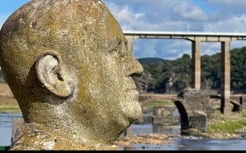 El busto, dentro del embalse
