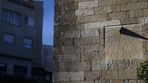 La iglesia de Santa María A Antiga en la parroquia del Caramiñal tiene un reloj de sol en su fachada sur.
