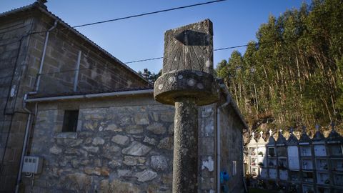 La Iglesia de Santa Baia, en Rianxo, tambin presume de reloj de sol, localizado en la cima de un antiguo cruceiro. 